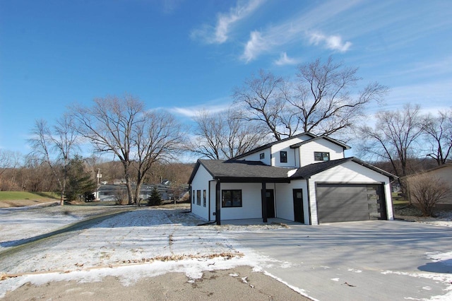 view of front facade featuring a garage