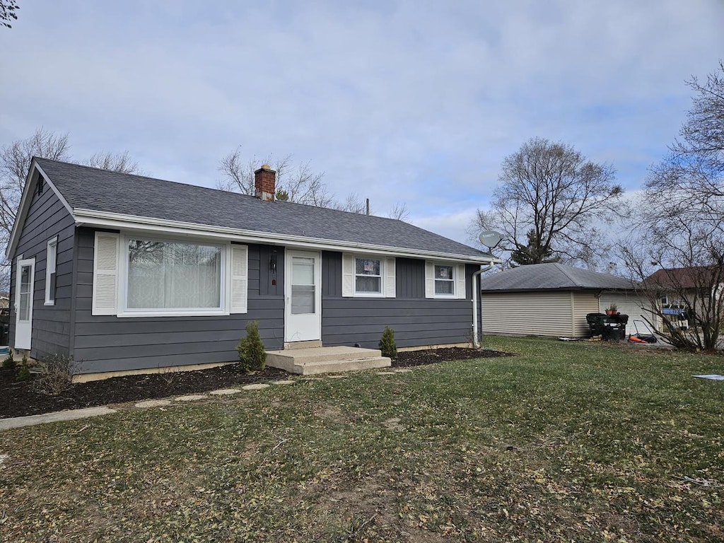 ranch-style home with a front yard