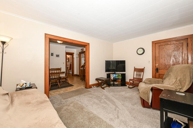 carpeted living room featuring crown molding