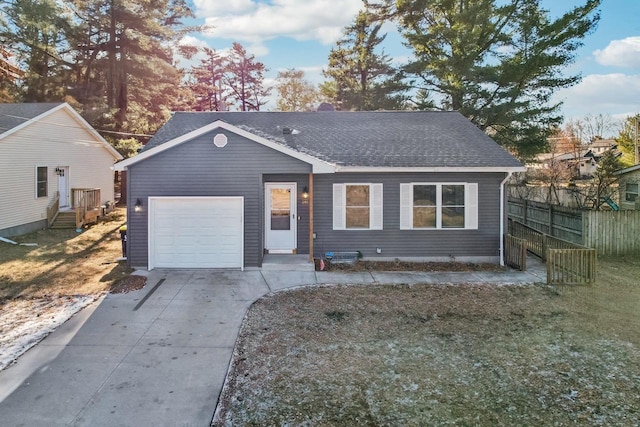 view of front of house featuring a front lawn and a garage