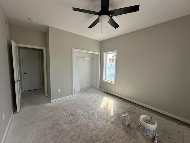 unfurnished bedroom featuring ceiling fan and a closet