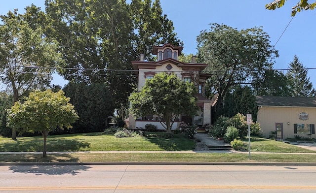 view of front of property with a front yard