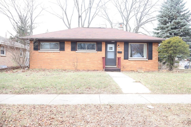 view of front of home with a front lawn