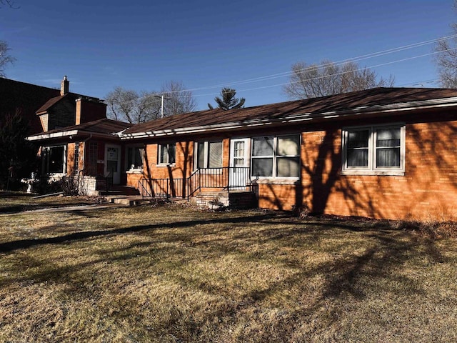 view of front facade featuring a front yard