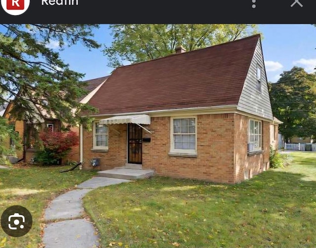 view of front of home featuring a front yard