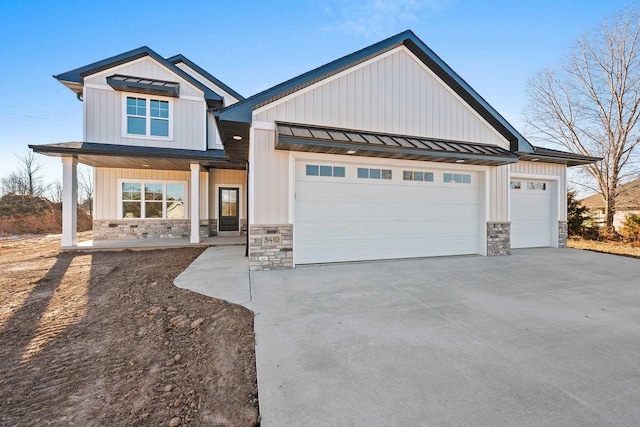 view of front of home with covered porch and a garage