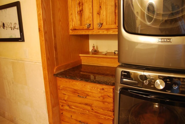 kitchen with stacked washer and clothes dryer