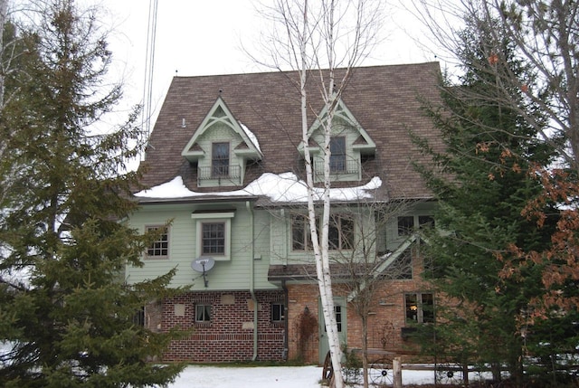 view of side of property featuring a balcony