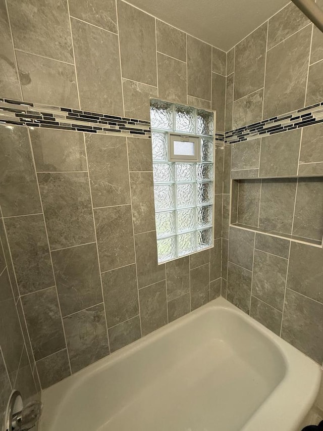 bathroom with tiled shower / bath