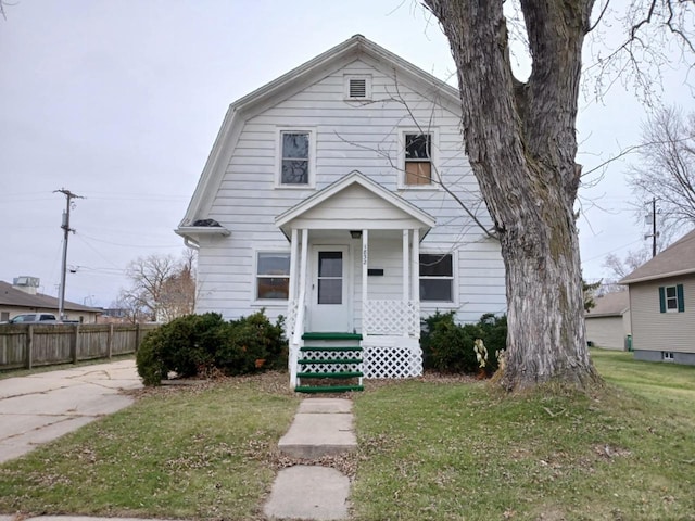 view of front of house featuring a front yard