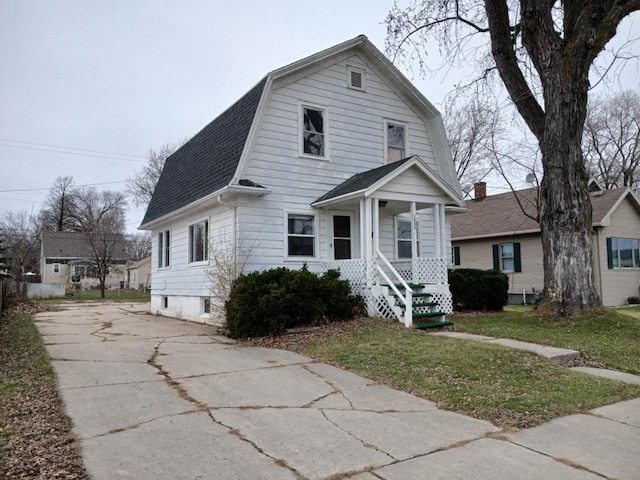 view of front of property featuring a front yard