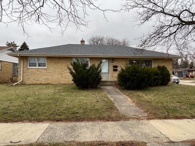 single story home featuring a front yard