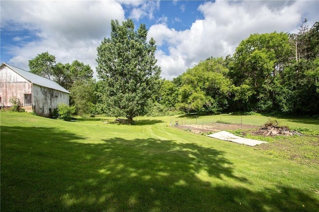 view of yard with an outbuilding