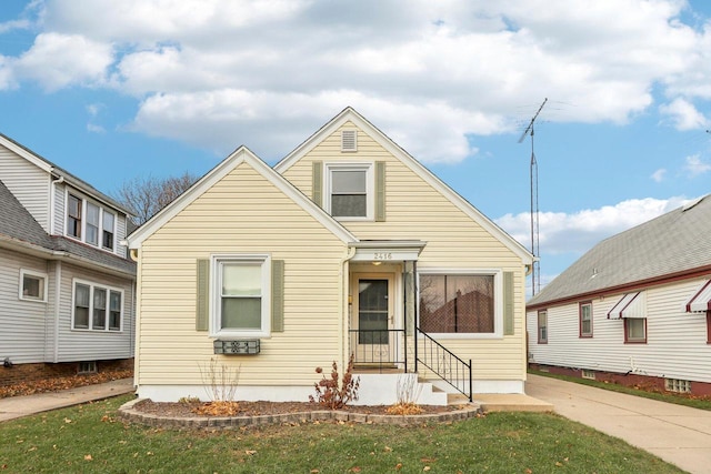 view of front of property featuring a front yard