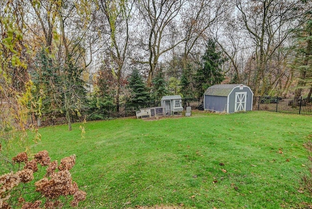 view of yard with a storage shed