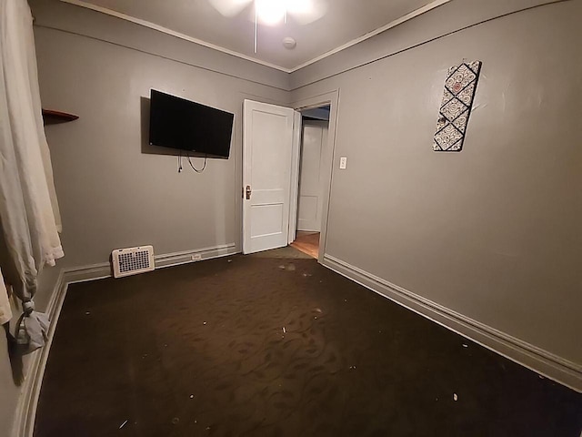 empty room featuring ceiling fan