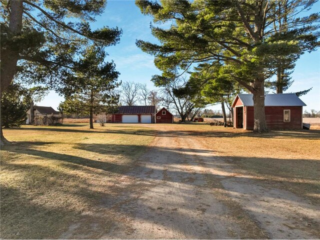 view of yard with an outbuilding