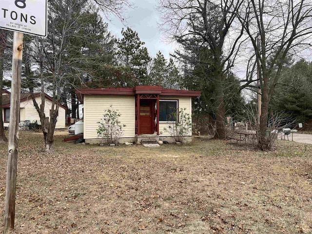 view of outbuilding