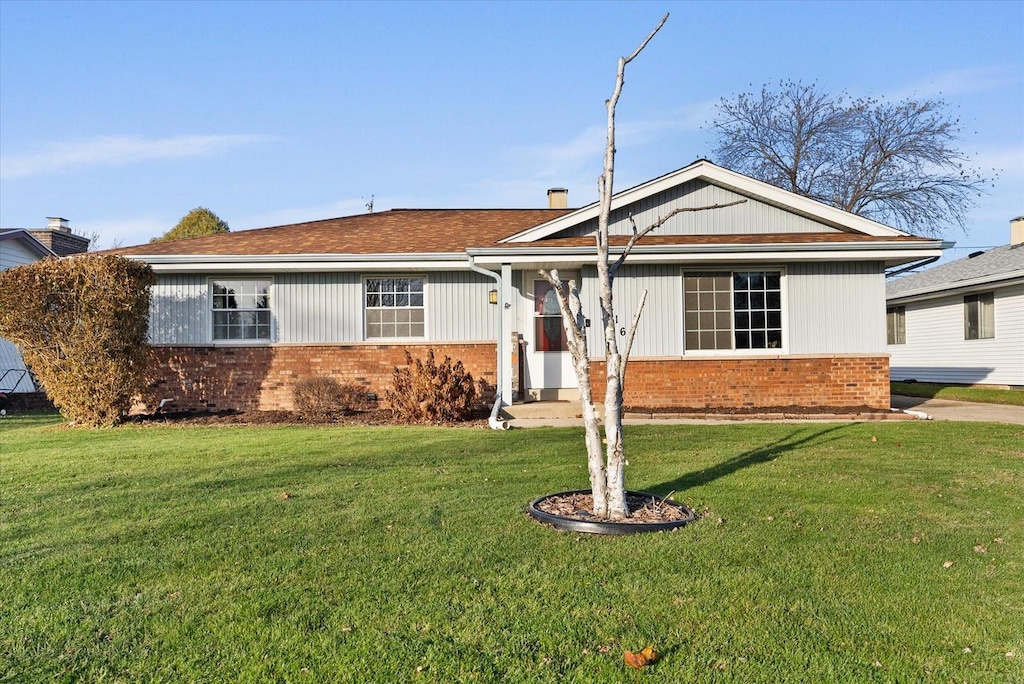 view of front facade featuring a front lawn