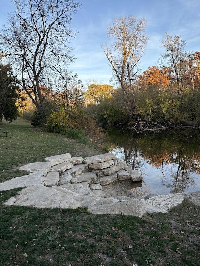 view of yard featuring a water view