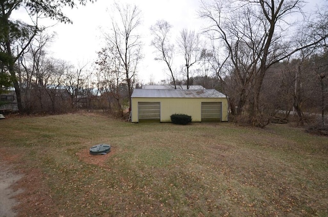 view of yard with an outdoor structure and a garage