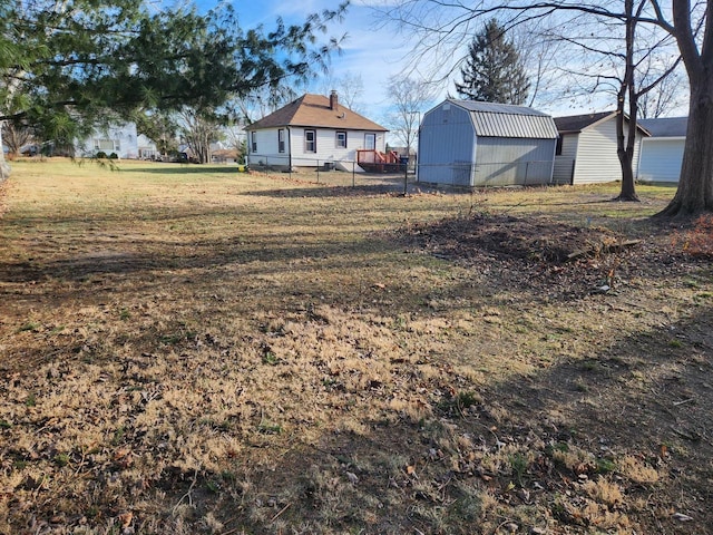 view of yard featuring a shed