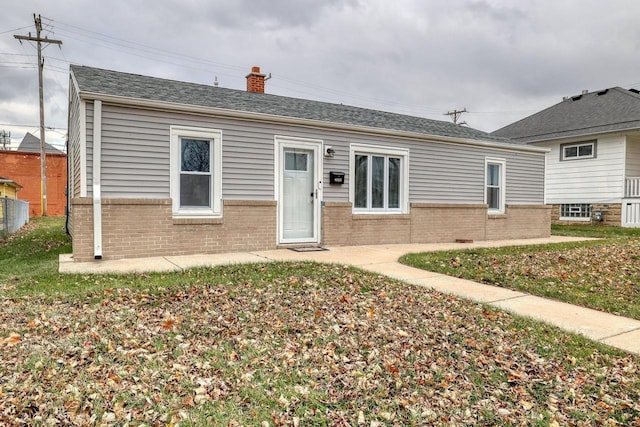 view of front of property with a front lawn