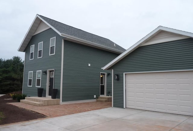 view of front facade featuring a garage