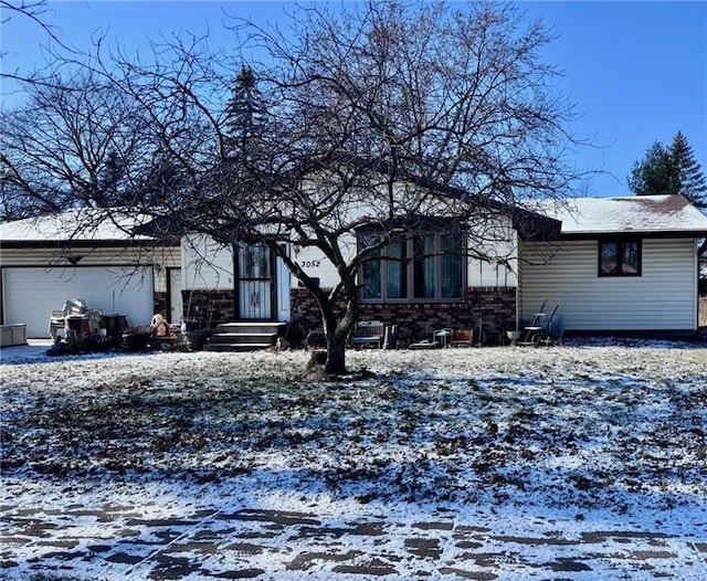 view of front facade featuring a garage