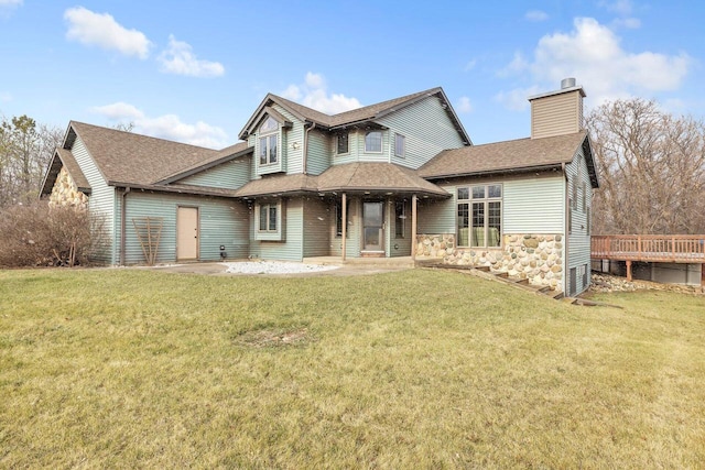 view of front of property featuring a front yard