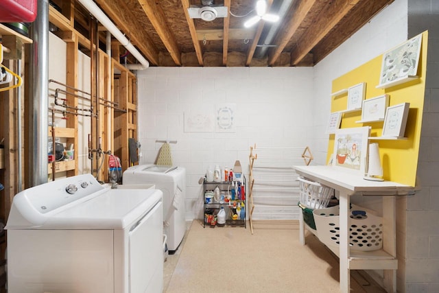 laundry room with washing machine and dryer