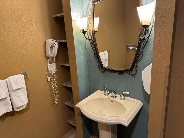 bathroom featuring sink
