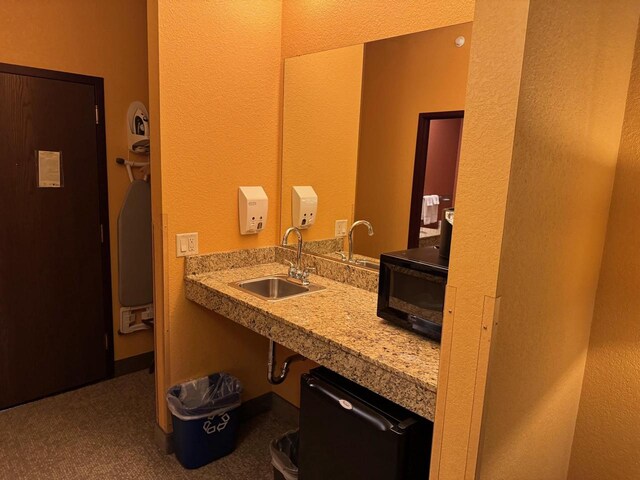 bathroom featuring sink