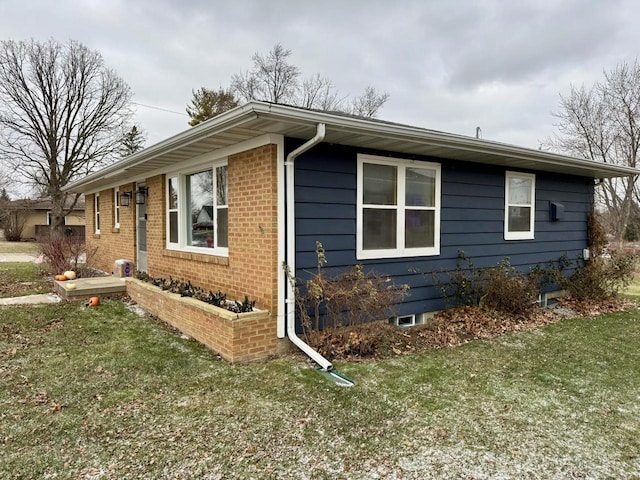 view of side of property featuring a yard