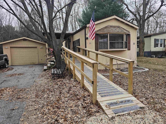 view of front of house featuring an outdoor structure