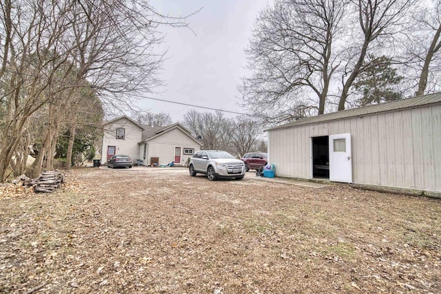 view of yard with an outdoor structure