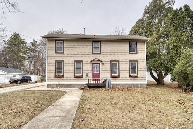 view of front of property featuring a front lawn