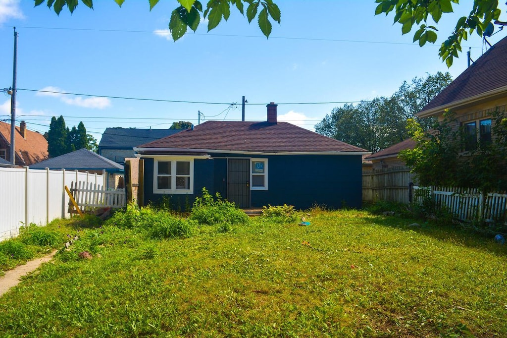 back of house featuring a yard