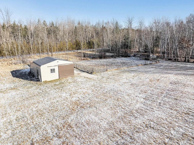 view of yard with a storage unit