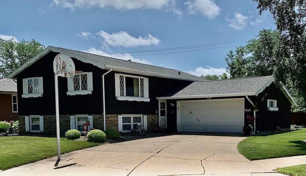 view of front of home featuring a front lawn and a garage