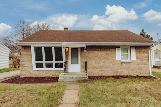 view of front of home featuring a front yard