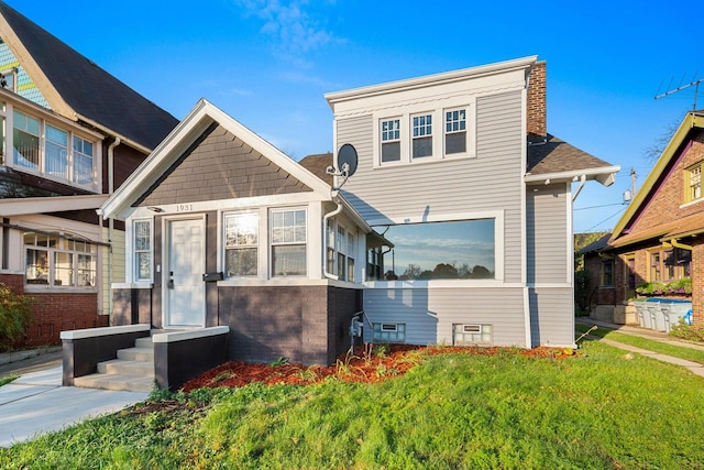 view of front of home featuring a front lawn