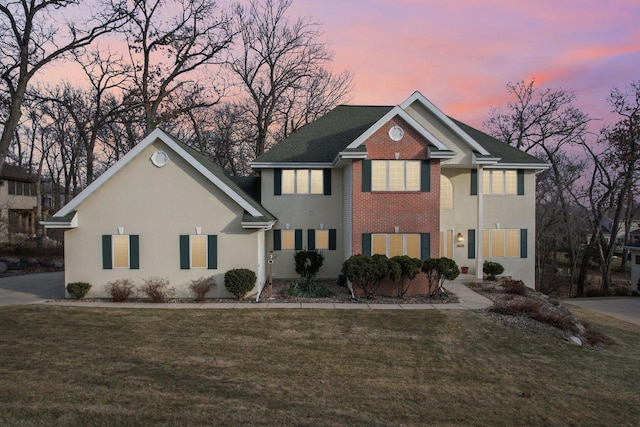 view of front property featuring a yard