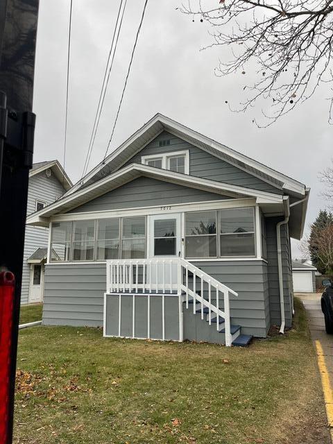 view of front of home featuring a front lawn