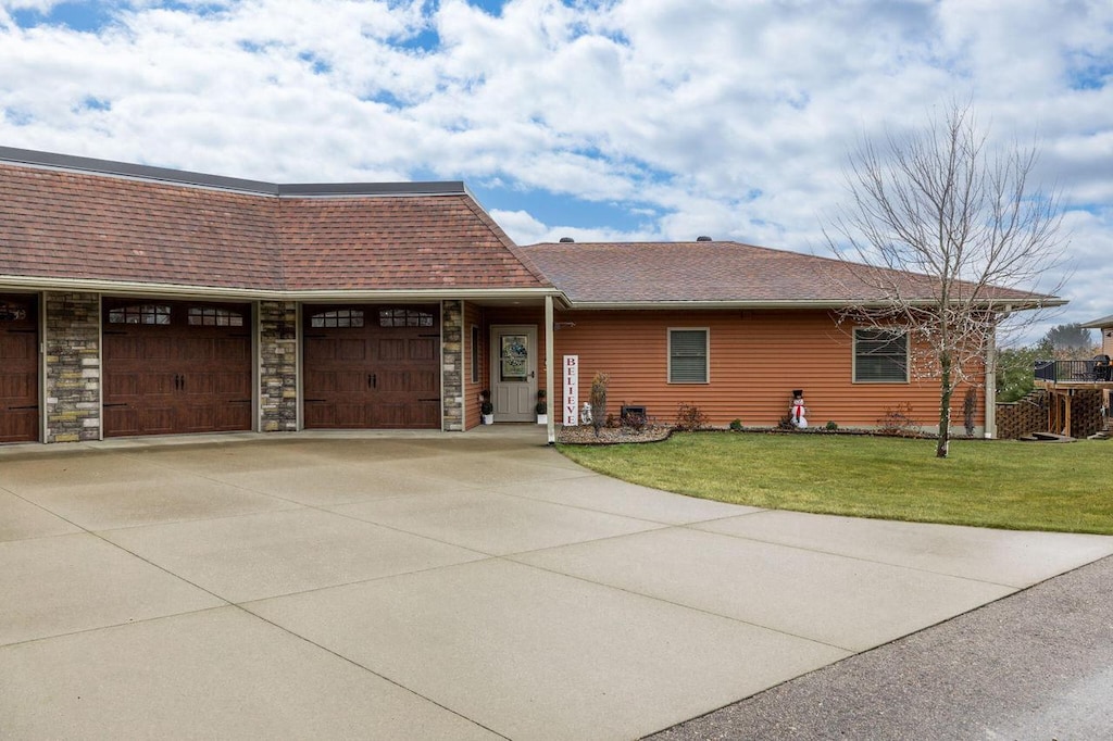 view of front facade featuring a garage and a front yard