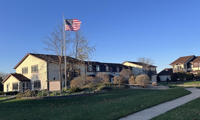 view of front facade featuring a front yard