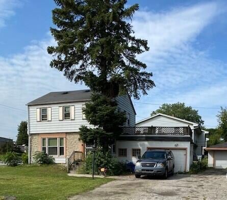 view of front of home featuring a front yard and a garage