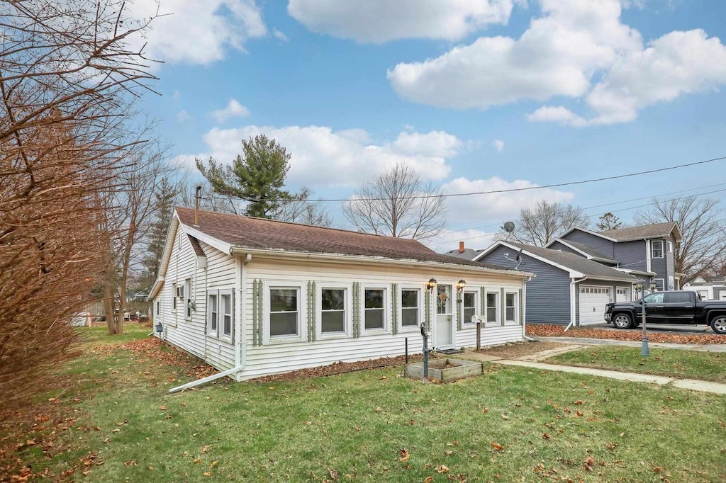 view of front of property featuring a garage and a front yard