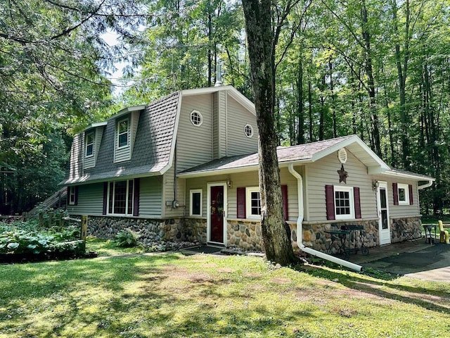 view of front of property featuring a front yard