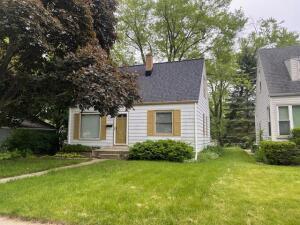 view of front of home featuring a front lawn